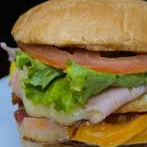 Saboroso lanche com Hambúrguer ( 1 ) no pequeno ( 2 ) no grande presunto, muçarela, cheddar.