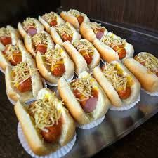 Delicioso mini hot dog, perfeito para festas e eventos. Sabor irresistível e prático para servir. Ideal para quem busca um lanche rápido e saboroso.
