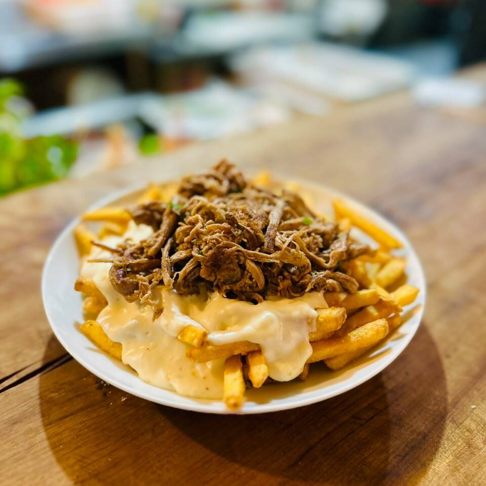 Batatas fritas, cobertas com molho 3 queijos e finalizadas com costela desfiada por cima.