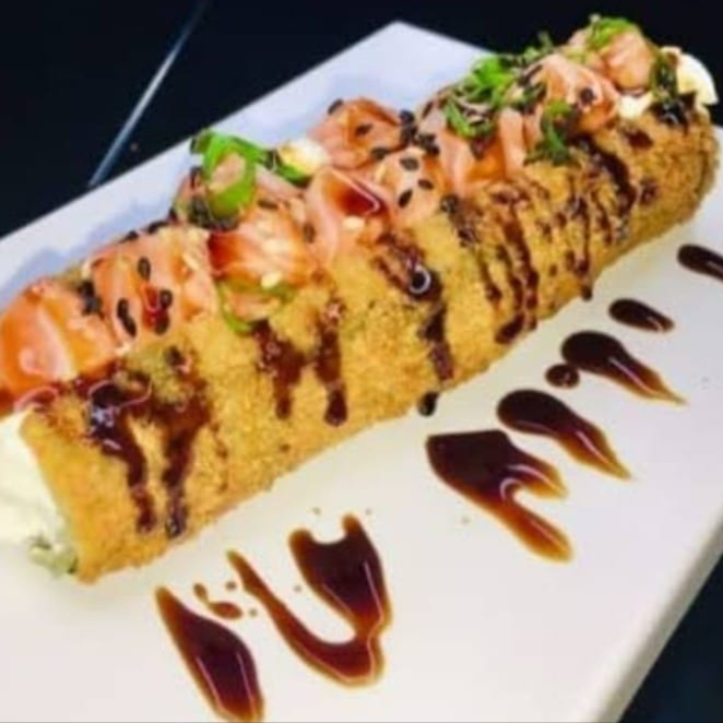 Perfeitamente envolvido na nori (alga ) com arroz japonês enrolado com creme chess e salmão depois envolvido pela farinha panco e levado ao oleo , recheado por salmão em cubos com creem chess finalizado com geleia de pimenta e batata