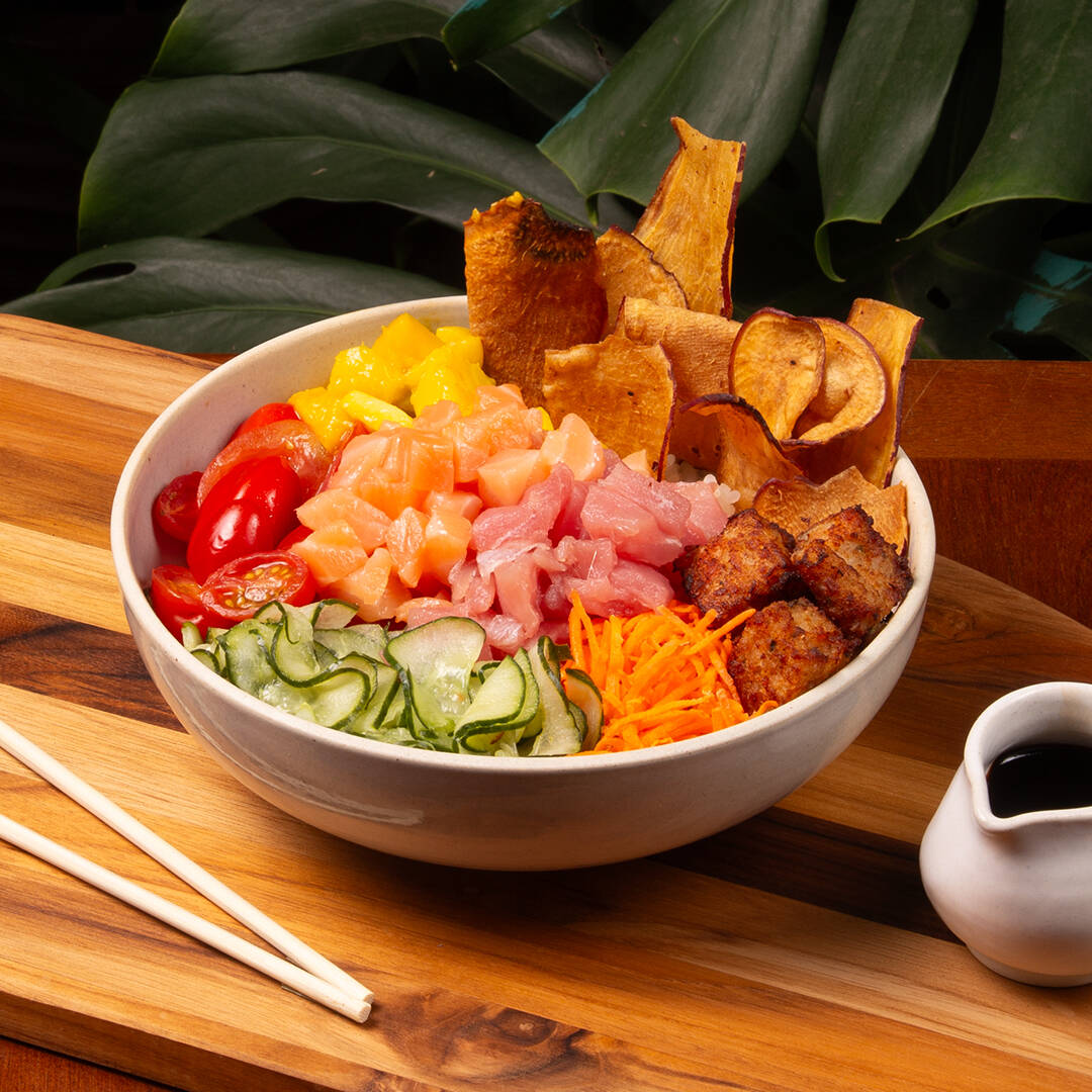 Escolha duas bases, 100g de proteína, 6 acompanhamentos e seu molho preferido. Peso médio do poke cerca de 450g, dependendo dos itens escolhidos.