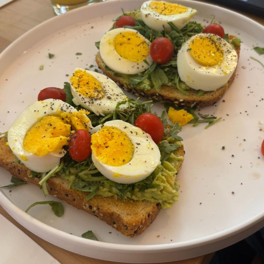 Bread con huevo y aguacate