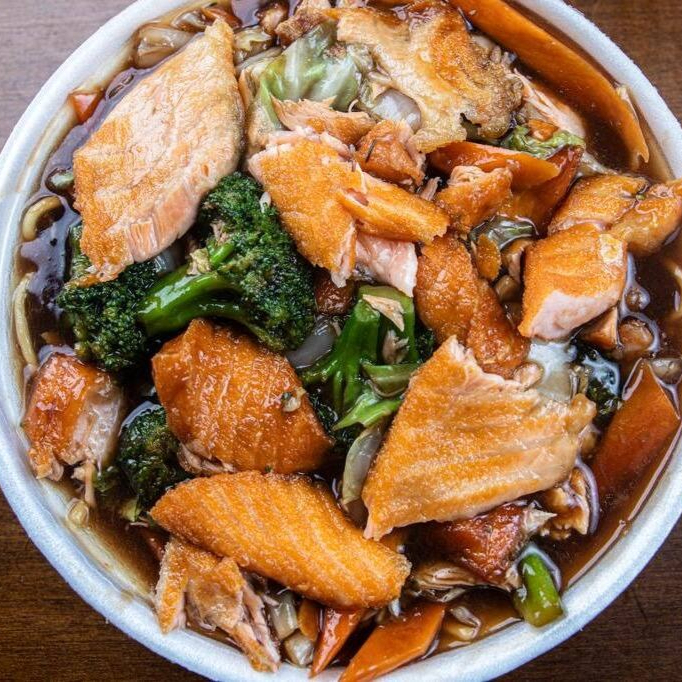 Salmão,Macarrão e legumes