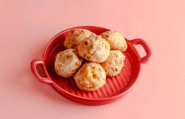 Polvilho doce, batata doce, queijo parmesão sem lactose, ovo, óleo de girassol, leite semidesnatado sem lactose, semente de girassol, sal rosa, chia.
Alérgicos: Contém ovos, derivados da soja, leite e seus derivados. Pode conter traços de aveia.
Sem glúten
Sem lactose
Vegetariano
(120g)