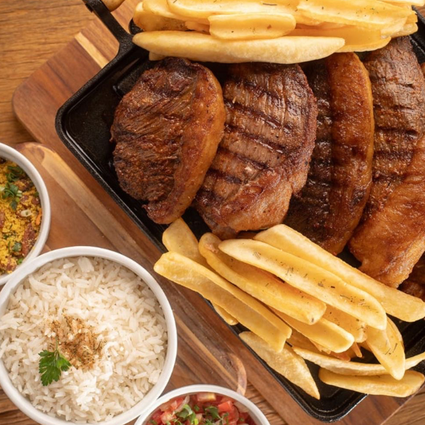 (Serve 3 pessoas) acompanhamento: (Arroz Branco, baião, tropeiro, farofa, salada crua, salada de maionese, macaxeira, pão de al