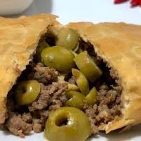 Sabor clássico com um toque especial! Pastel de 20 cm recheado com carne moída bem temperada e azeitonas fatiadas, criando um recheio suculento, aromático e cheio de sabor. Massa dourada e crocante por fora, recheio generoso por dentro — ideal para quem gosta de um pastel tradicional e muito saboroso!