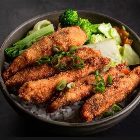 Tilapia empanada arroz branco japonês, legumes ,cenoura, repolho, brócolis e cebolinha finalizado no azeite