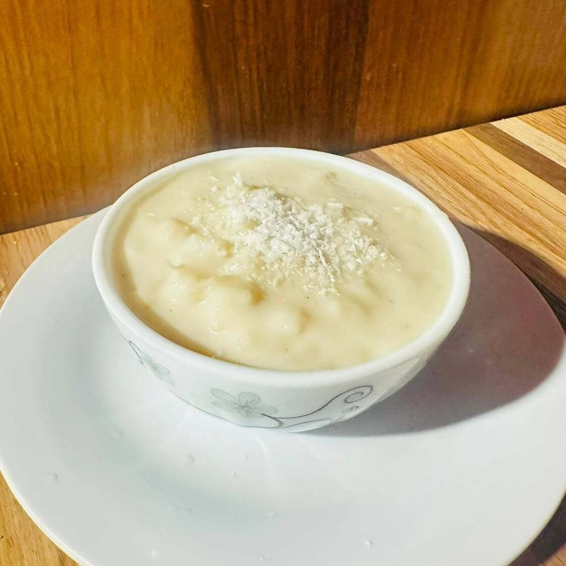 Deliciosa canjica tradicional feita com leite de coco, leite condesado, milho branco, coco e um toque de açúcar, cozida até ficar cremosa.