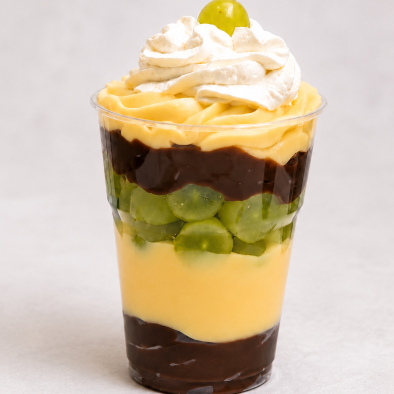 Creme de ninho ultra cremoso, uvas frescas cortadinhas, muito chocolate, e uma camada leve de chantininho para decorar. Uma combinação gelada, cremosa e irresistível que surpreende a cada colherada. Serve 1 pessoa. +-250gr