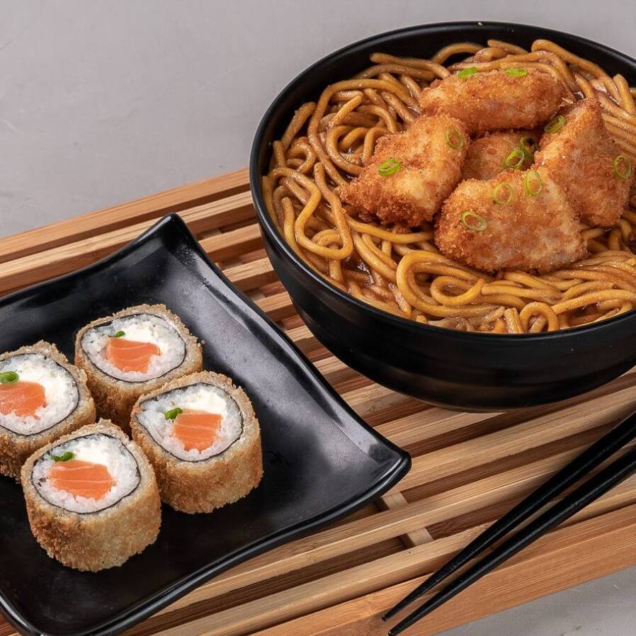 Massa Oriental (Massa oriental com molho à base de tonkatsu cobertos com porção de pedaços de frango Crispy e cebolinha fresca.) +1/2 Roll Hot Filadélfia Croc