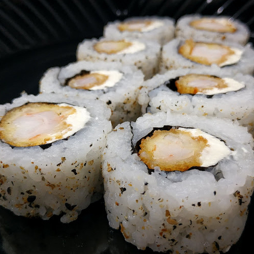 Uramaki de camarão empanado e cramcheese, coberto com molho teriyaki.