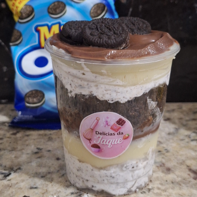 Camadas de creme de Oreo, brigadeiro branco, ganache de chocolate e pedaços crocantes de biscoito Oreo. 🍫🍪