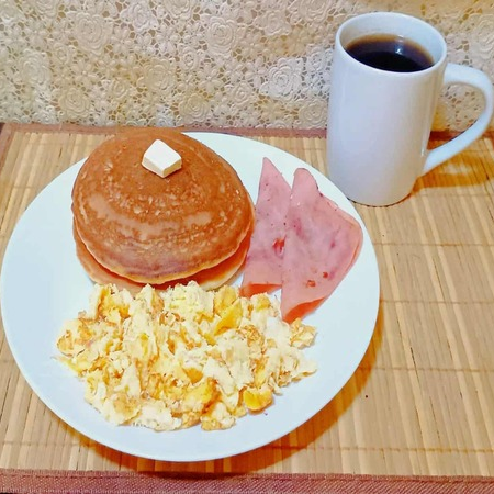 Huevos con hot cakes y bebida