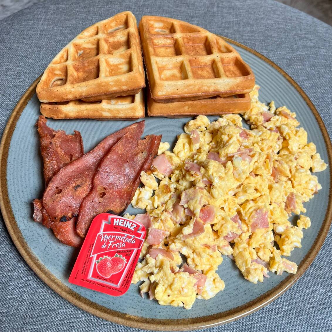 Huevos al Gusto con Tocino y Waffles