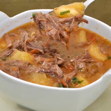 Caldo de costela com mandioca, costela assada no bafo desfiada com creme de mandioca e especiarias!
