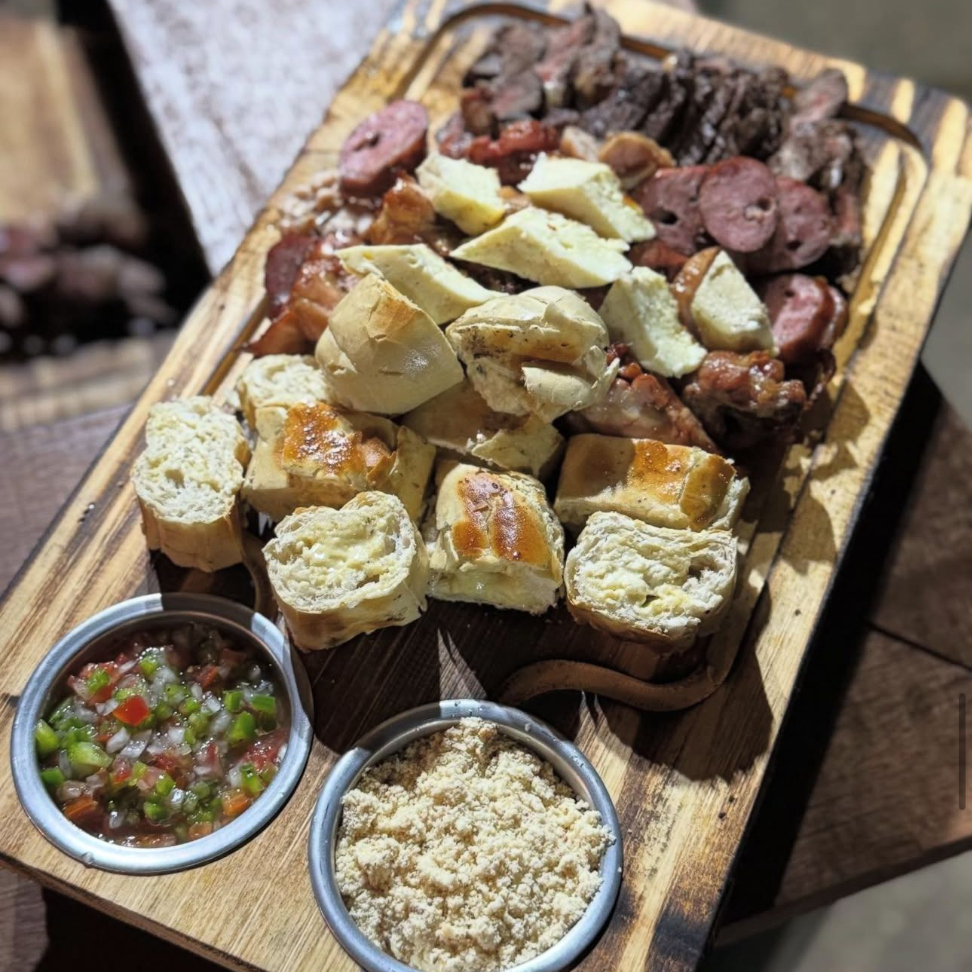 Picanha, linguiça frango ou pernil, tulipa de frango, 1 pão de alho e queijo coalho.