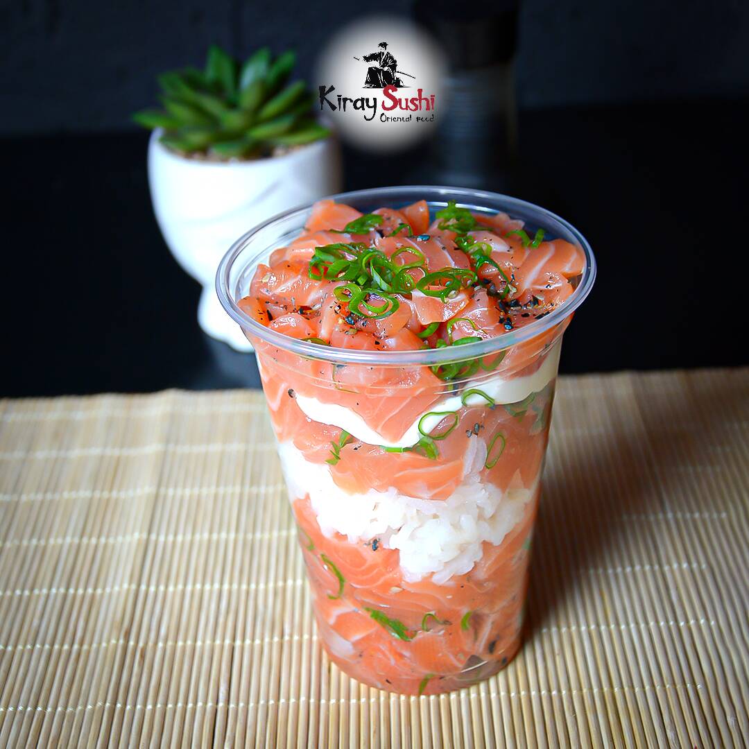 Camadas generosas de arroz japonês, salmão fresco, cream cheese cremoso e toque de cebolinha, tudo combinado para uma explosão de sabores suaves e texturas que trazem alegria a cada colherada.