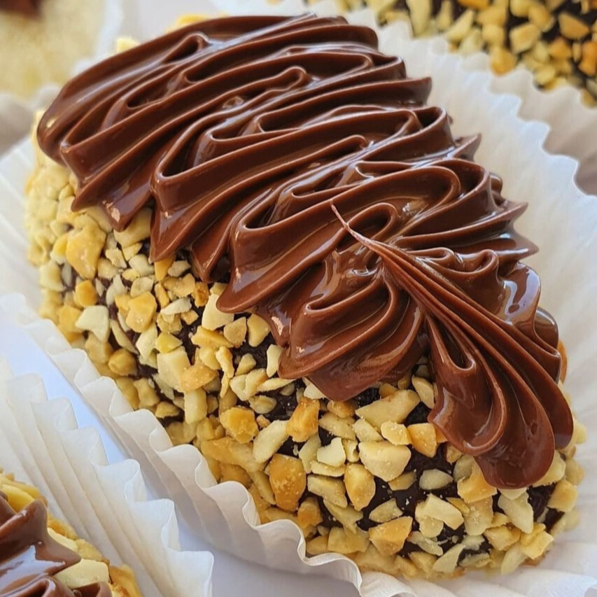 Apaixone-se a cada mordida , preparada com brigadeiro ao leite cremoso  envolto em um morango fresco  , finalizado com amendoins picados e nutella.