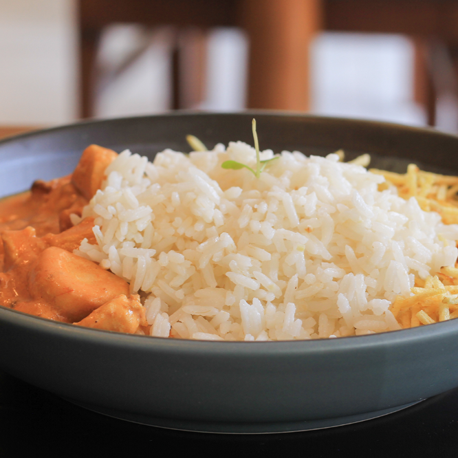 Strogonoff de frango com arroz branco e batata palha.