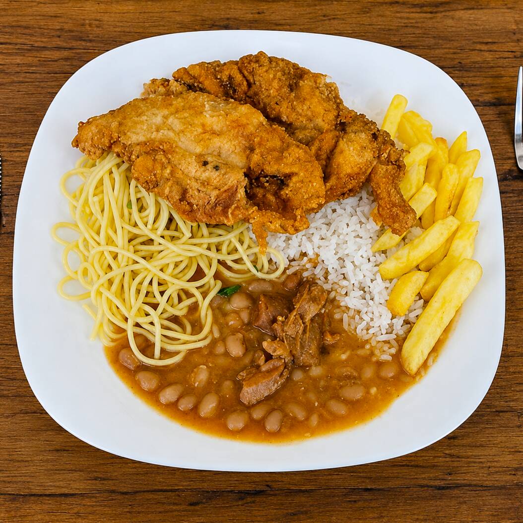 Filé de frango à milanesa com arroz, feijão, macarrão e batata frita