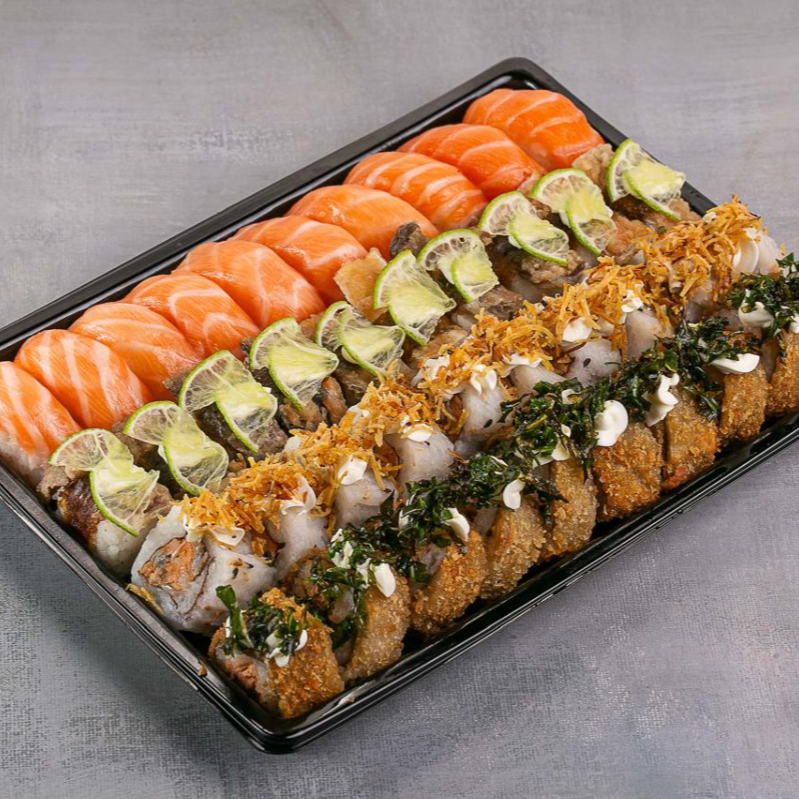 O 'Combo Expresso 40 Peças' é uma seleção requintada e promocional de nossa cozinha japonesa. Ele contém 10 Niguiris de Salmão, frescos e suculentos, preparados com mestria. Além disso, inclui 10 Niguiris Skin, uma deliciosa combinação de sabores. Acompanha também 10 Uramakis Filadélfia, feitos com ingredientes de alta qualidade e um toque especial. Para finalizar, 10 Hot Rolls com Couve Crispy, crocantes e irresistíveis. Cada pedaço é uma experiência única de sabor e frescor. Perfeito para compartilhar com amigos ou familiares.