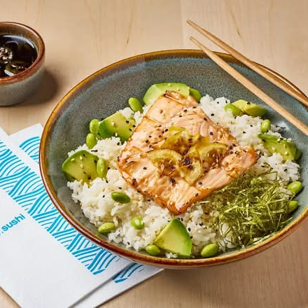 Bowl Sake Wake – Salmón Asado, Aguacate y Edamames