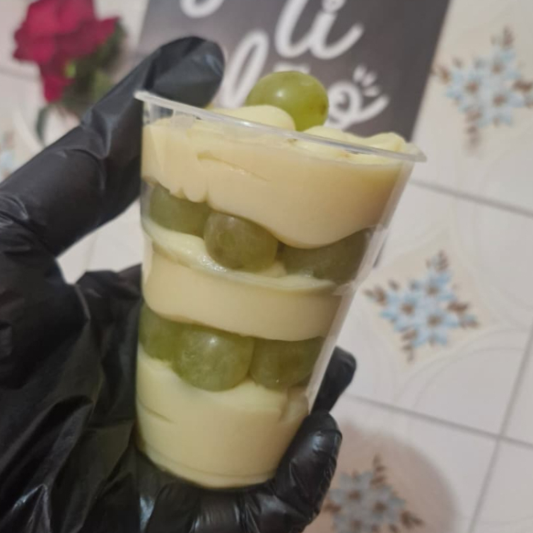 Sinta o sabor do nosso Copo Surpresa de uva, que combina com brigadeiro de Ninho, uva e cobertura de creme de Ninho. Uma viagem ao paraíso tropical! Peso aprox 250 grs