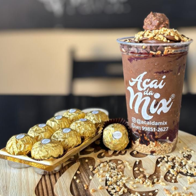Para você que deseja uma deliciosa experiência de açaí com ferrero então você precisa experimentar esse maravilhoso copo com melhor açaí, amendoim crocante, calda de chocolate, raspa de chocolate e um delicioso creme de avela . Copo de 500ml