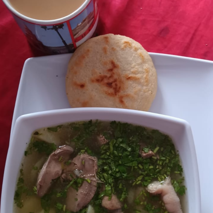 Caldo de Menudencia mas Arepa y Cafe Negro o Leche