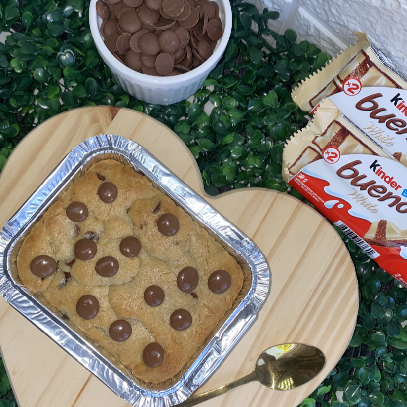Uma massa de cookie macia e recheada com gotas de chocolate, coberta por uma camada generosa de Nutella e finalizada com o irresistível recheio de Kinder Bueno Obs: ela vai quentinha pra você na marmitinha, assada na hora.
