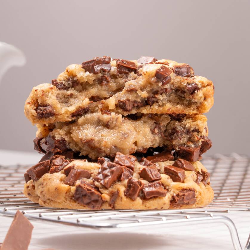 Nosso cookie assinatura, o mais chocolatudo de todos. Massa de baunilha super macia, recheada e coberta com pedaços exagerados de chocolate ao leite, finalizada com um toque de flor de sal que transforma tudo. Mais chocolate, mais sabor, mais American.