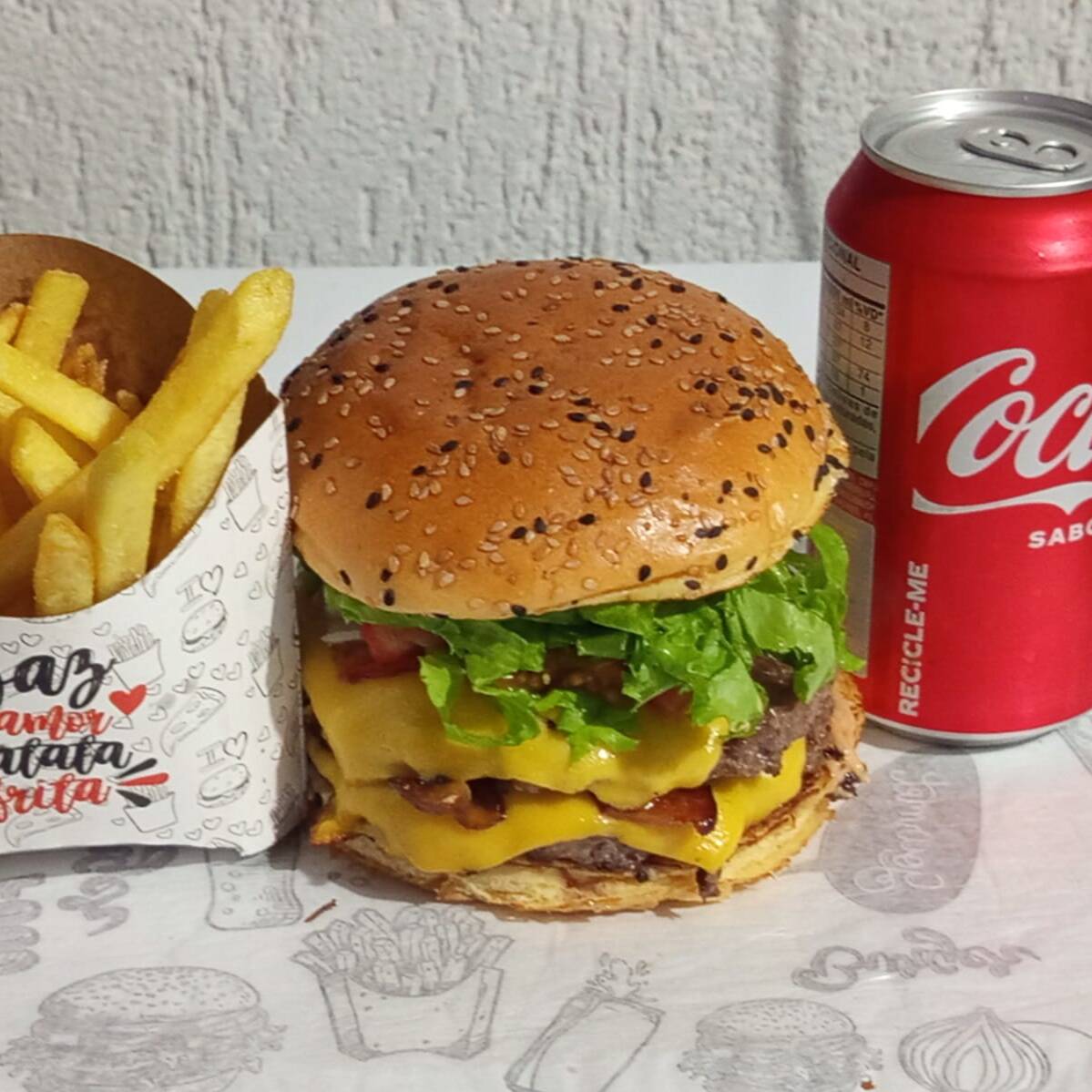 Combo com hambúrguer duplo cheddar, mais batata de 120g e coca lata 350ml!