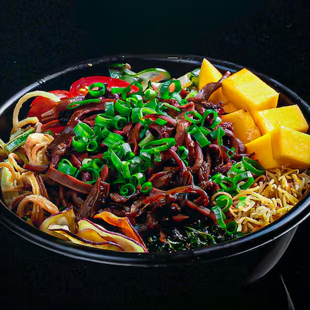 Conteúdo 350g. Base de arroz japonês, shimeji, chips de batata doce, crispes de couve, crispes de alho poró, tomate cereja, sunomono e manga.