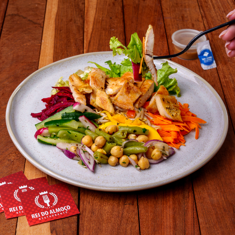 Todos os dias, uma salada diferente com folhas da estação, legumes frescos e tiras de frango grelhado — uma proteína leve e saborosa, perfeita pra sua rotina saudável.