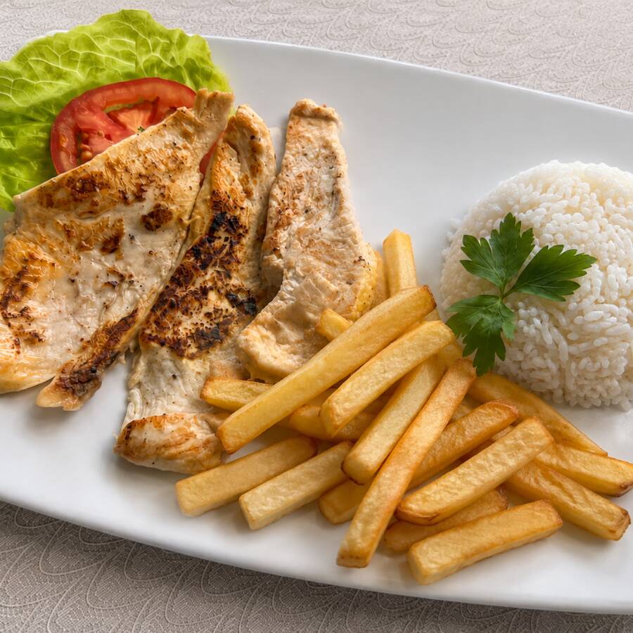 Filete de Pollo con Arroz y Papas Fritas