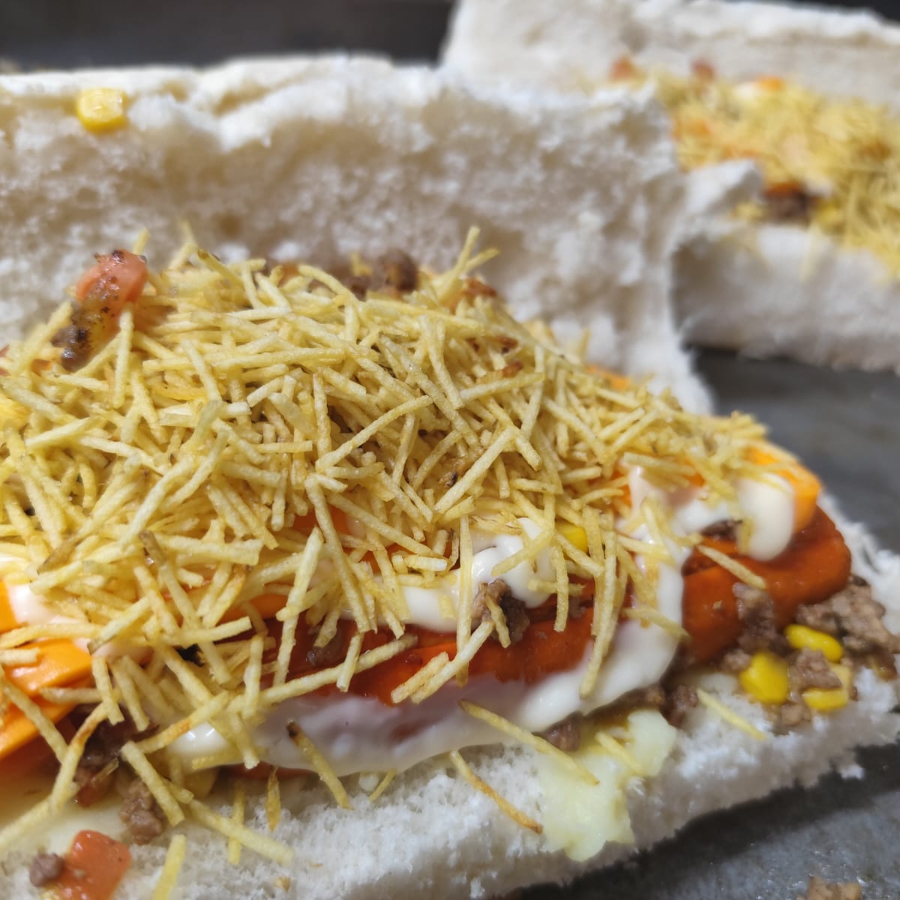 Pão, 1 vina, Purê, Maionese, Cebola, Tomate, Milho, Alcatra, Opção De Catupiry Ou Cheddar Ou Cream Cheese E Batata Palha.