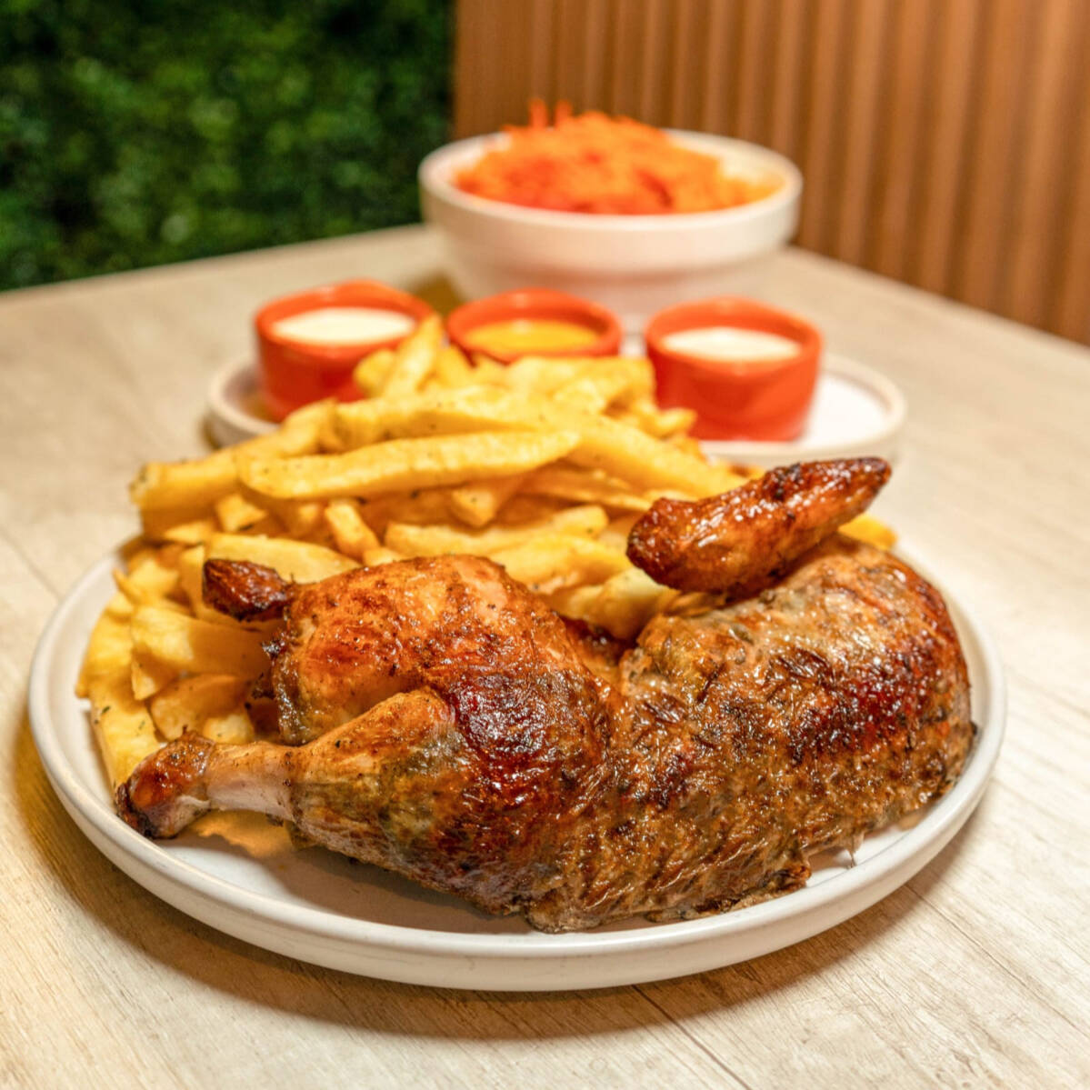 1/2 Pollo, 2 Acompañamientos y Salsas