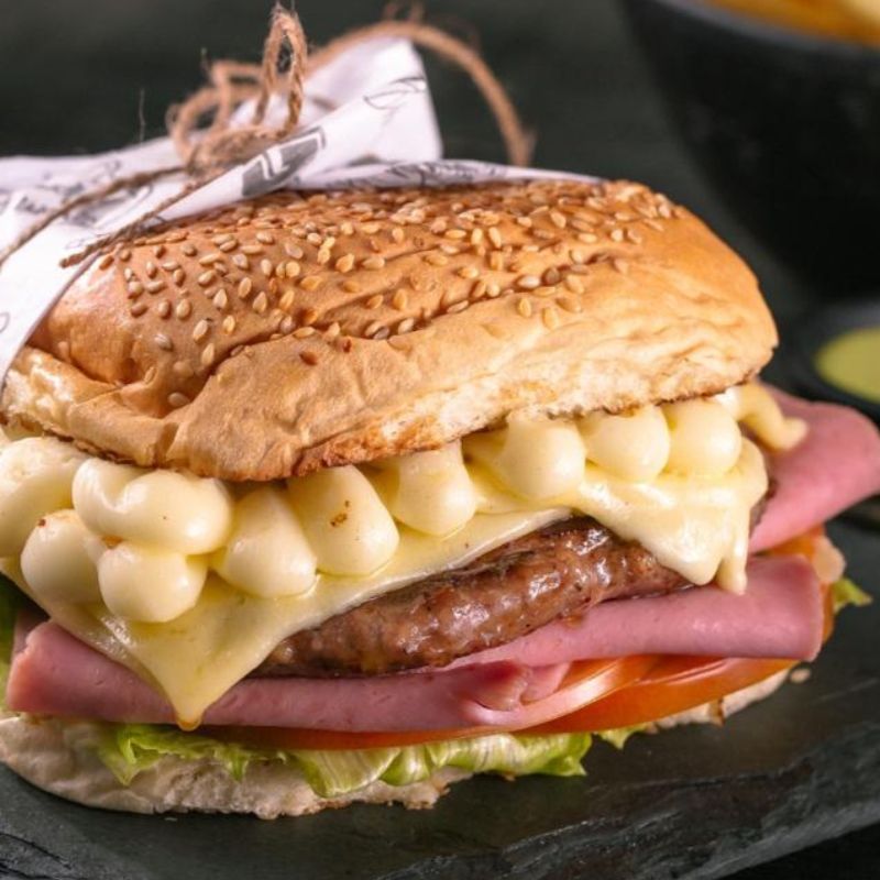 Hambúrguer Com 5 Fatias De Muçarela, Alface, Tomate E Presunto.