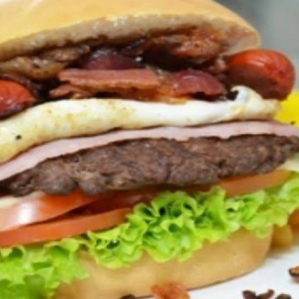 Pão macio, 1 hambúrguer suculento, milho, calabresa, frango desfiado, chedder, catupiry muçarela derretida, presunto, ovo, alface, tomate e nossa maionese especial.