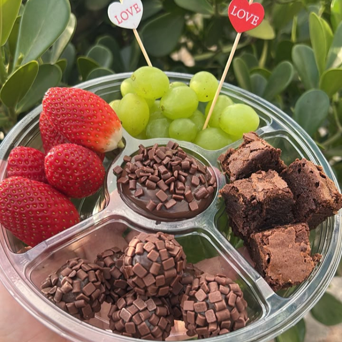 -Morango fresco,uvas , brownie, brigadeiro, recheio chocolate belga