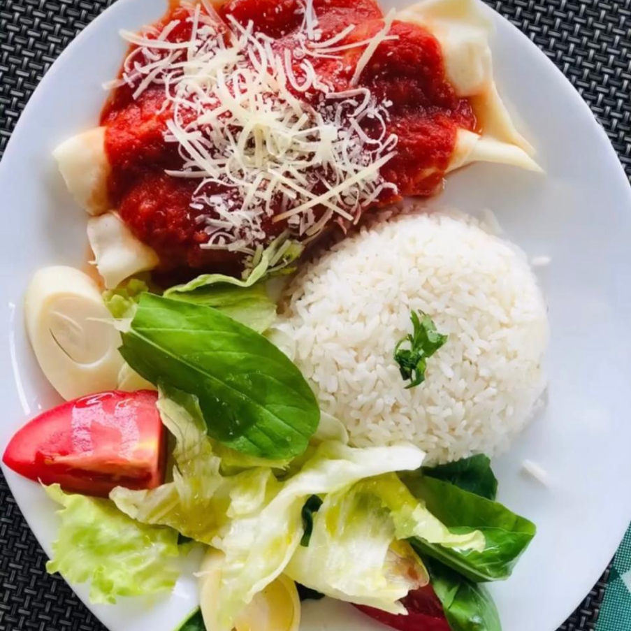 Acompanhada de Arroz e Batata Frita