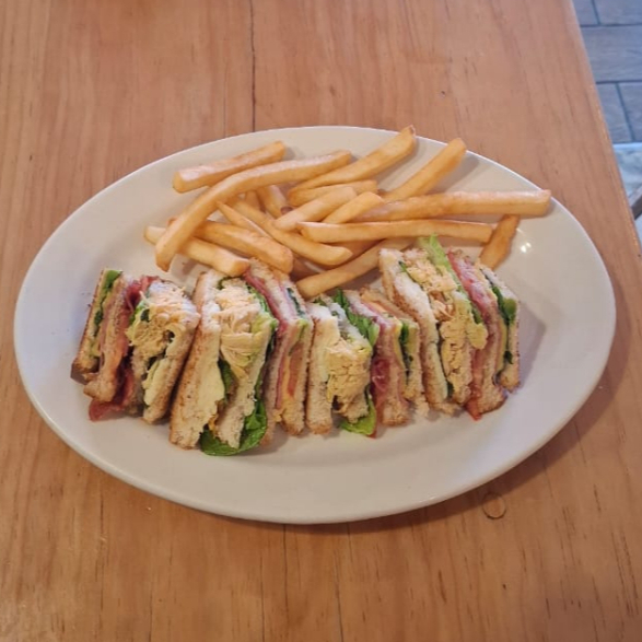 Club Sandwich con Papas a la Francesa o Chips