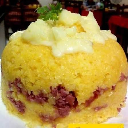 Delicioso e fofinho, cuscuz peitinho com queijo coalho ou mussarela, calabresa ralada, ovo frito e vinagrete