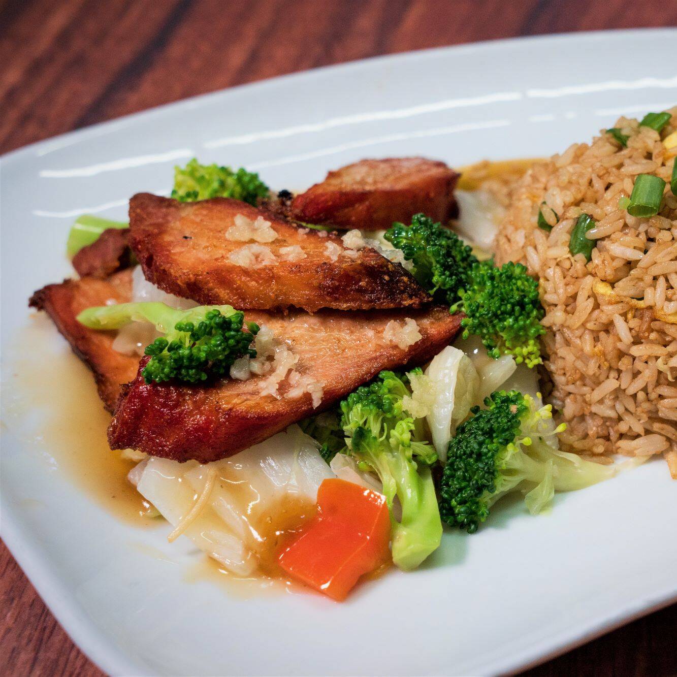 Chancho al Ajo y Arroz Chaufa