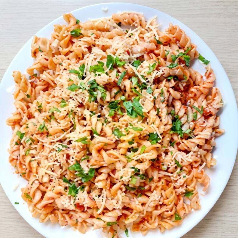 o macarrão parafuso ao molho de tomate é a pedida mais barata do nosso restaurante! (500g)