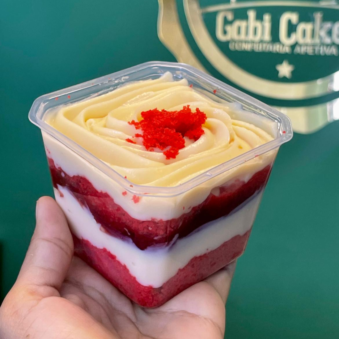 Deliciosa massa red velvet, creme de Ninho e geleia artesanal de morango!