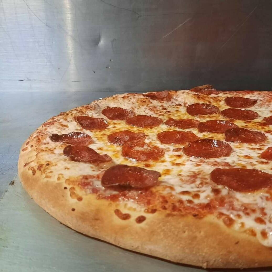 mini peperoni y soda lata coca 355mll