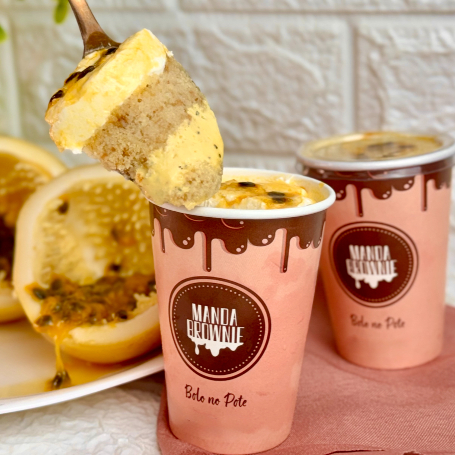 Se ama bolo gelado e molhadinho você vai se sentir nas nuvens! Massa branca fofinha recheada com creme de maracujá artesanal, finalizado com mousse de Ninho e geleia de maracujá. Peça o seu agora mesmo! Peso médio: 200g