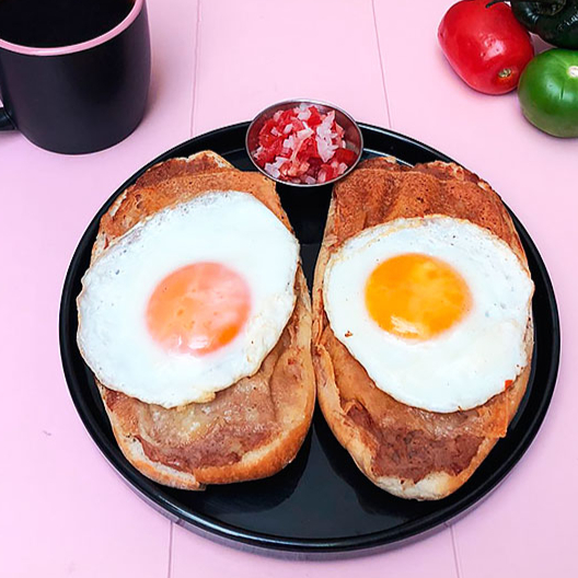 Molletes con Huevo