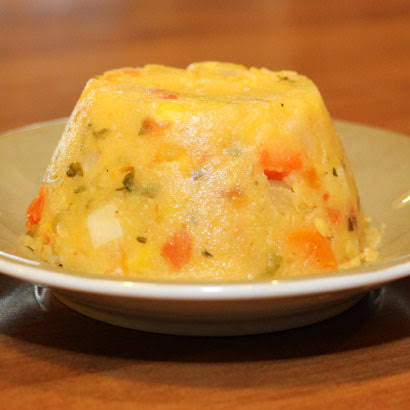Cuscuz recheado com frango desfiado, queijo mussarela e finalizado com catupiry